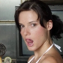 Imke (19) in der K�che zu Sexfotos �berredet
